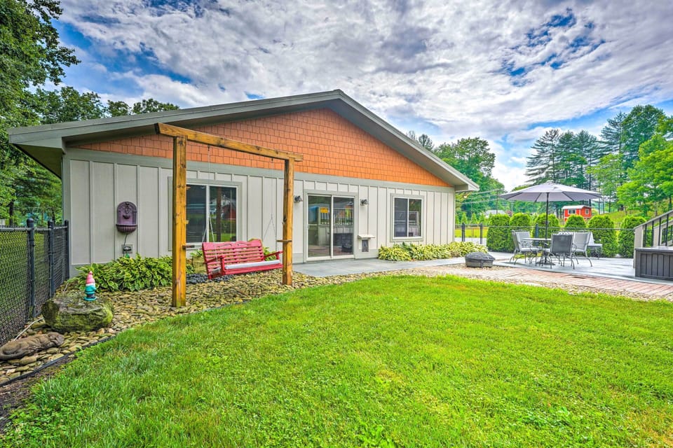 5.5-Acre Hobby Farm | Pet Friendly w/ Fee