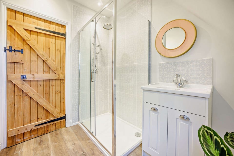 Burghfield Cottage Master Bedroom Ensuite Bathroom - StayCotswold