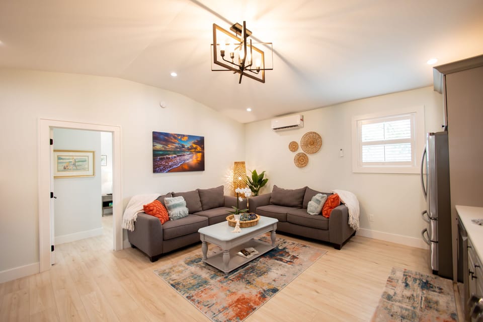 Living room/ Doorway to Queen bedroom