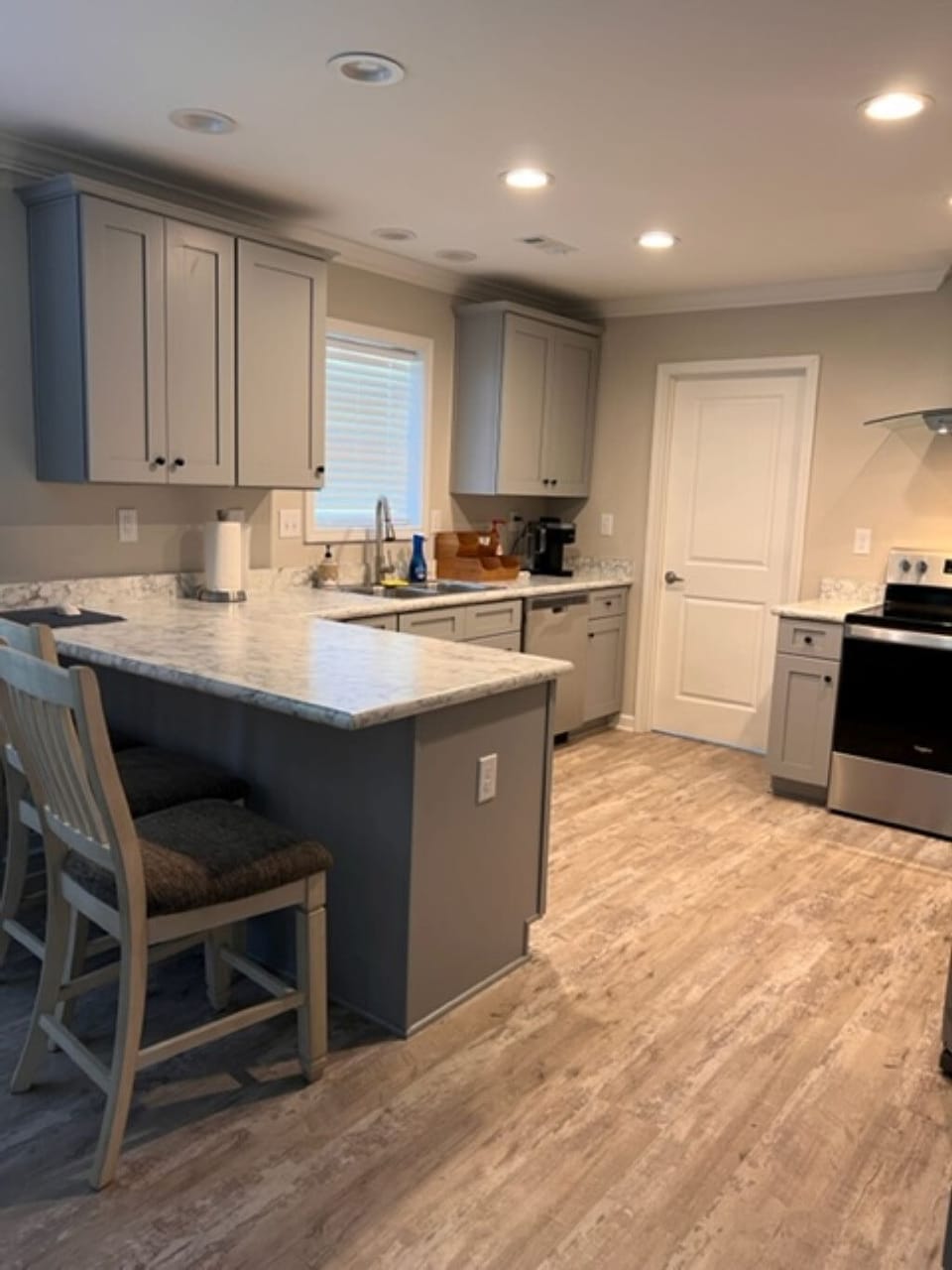 Open kitchen area & bar seating