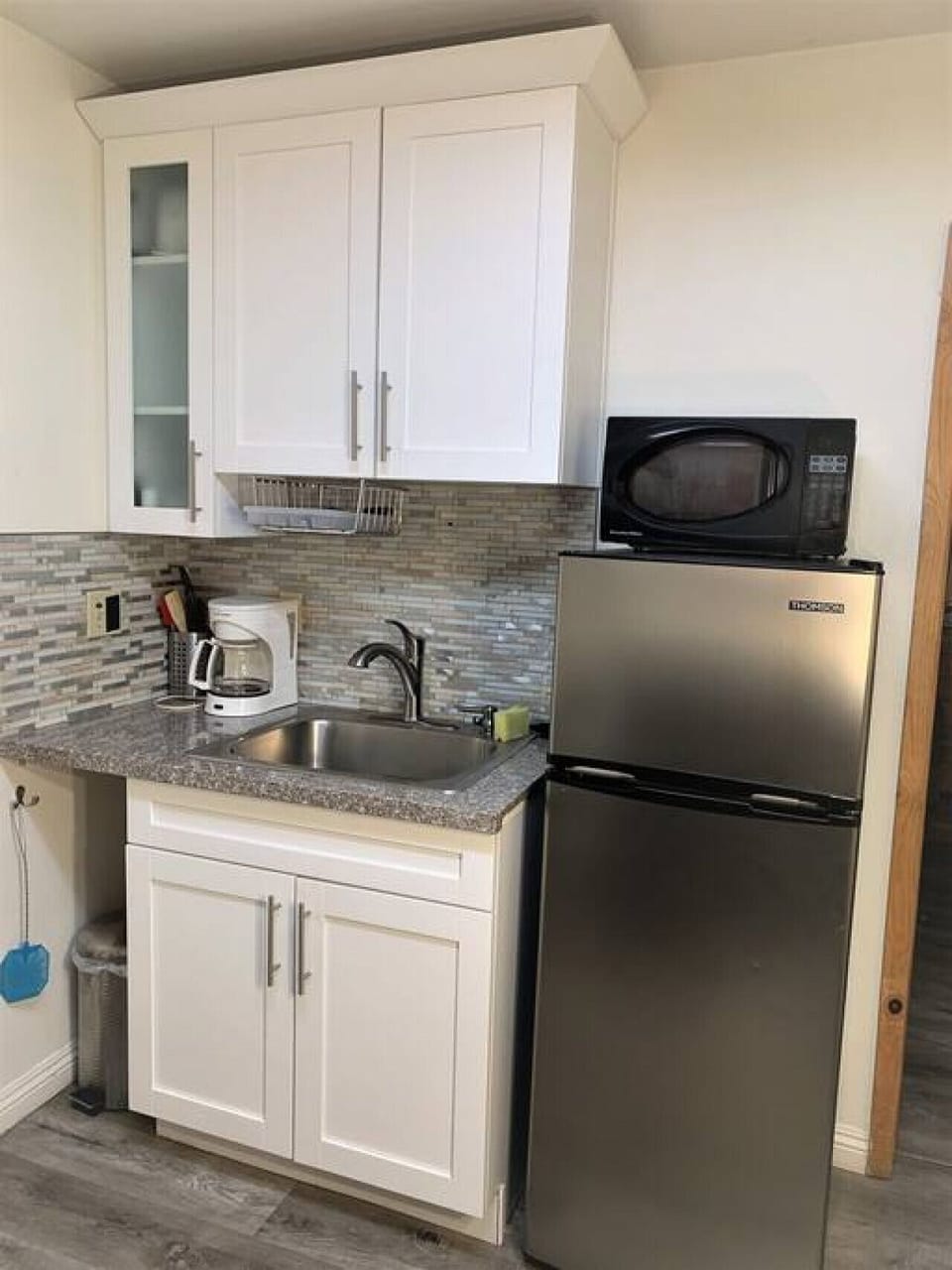 Fully equipped modern kitchen.