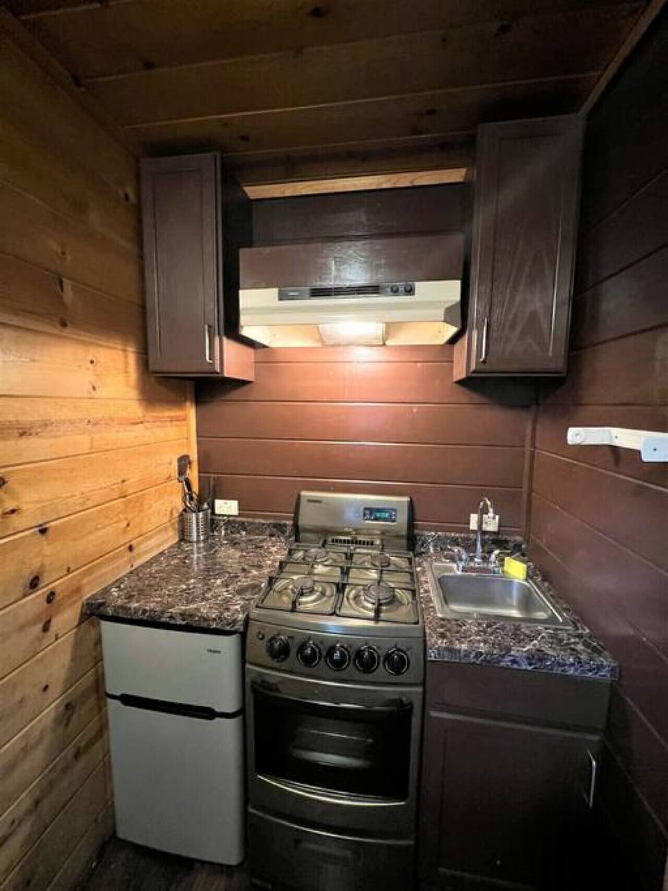 Fully equipped kitchenette