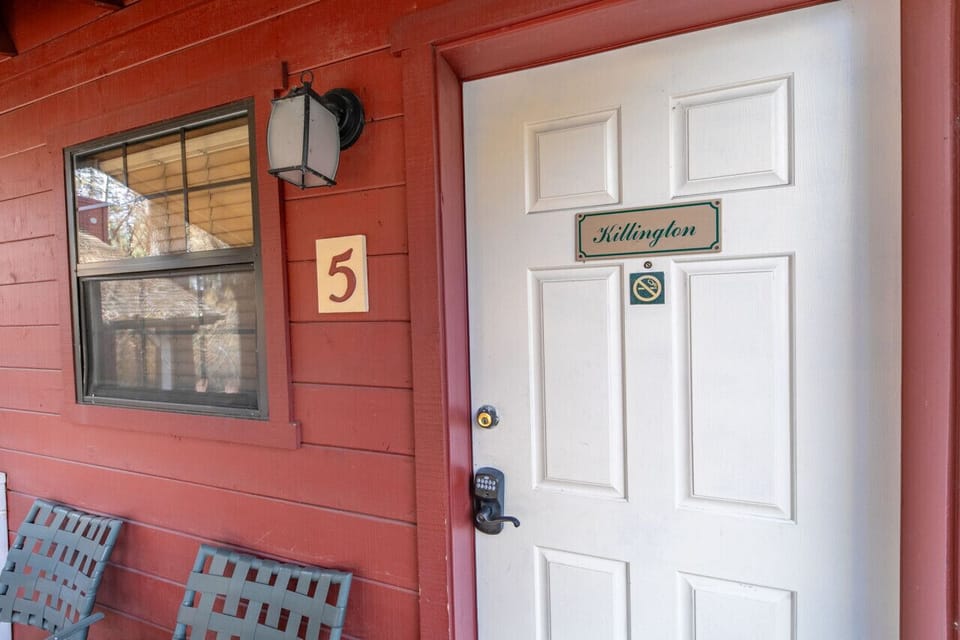Cozy Hollow lodge #5 front door