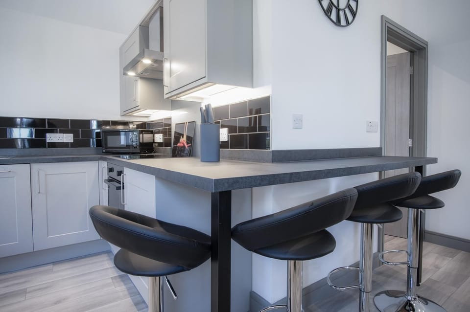 Four Seasons - 2 Bedroom Apartment - Tenby (11599)