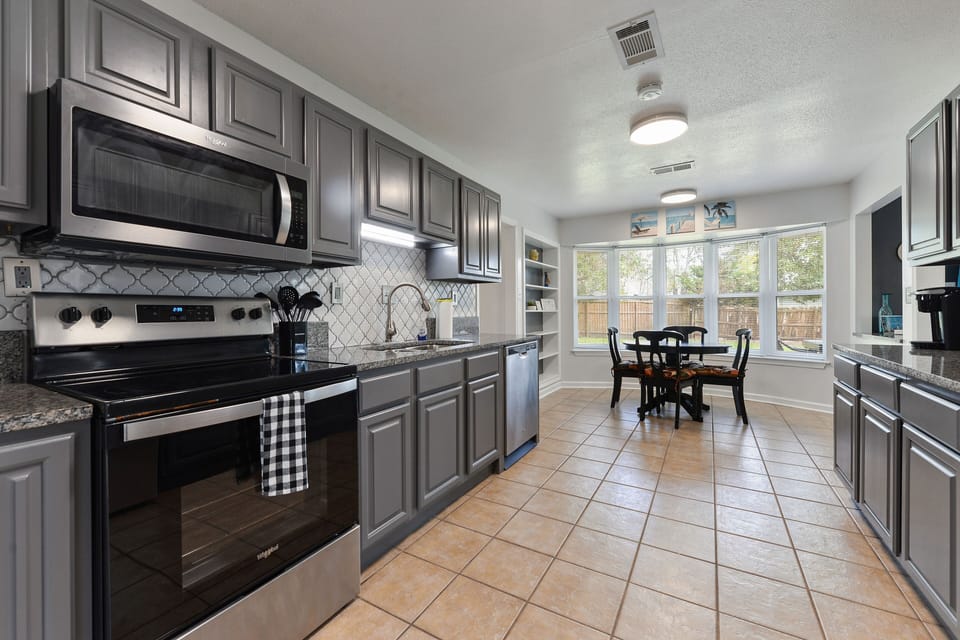 Kitchen - Kitchen with eat in dining table . Stainless steel appliances .