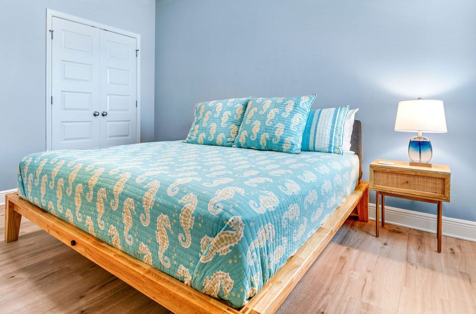 Queen bed in primary unit