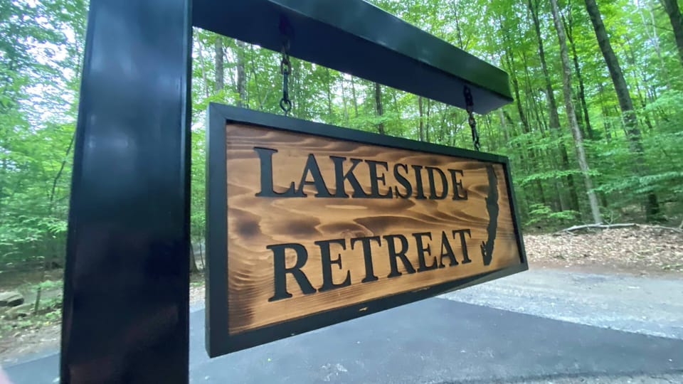 Lakeside Retreat sign