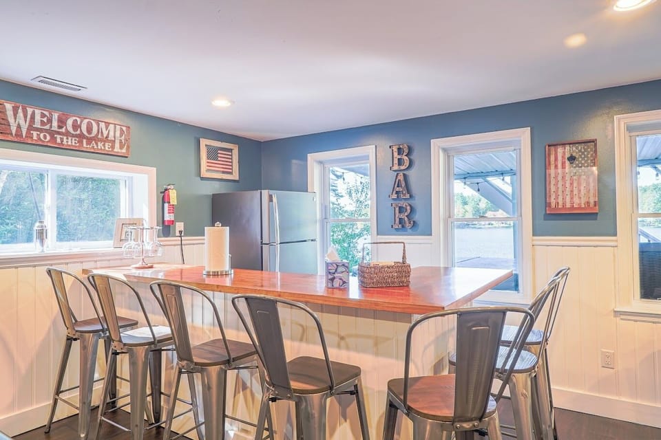 Lakefront Lookout Bar and Game room