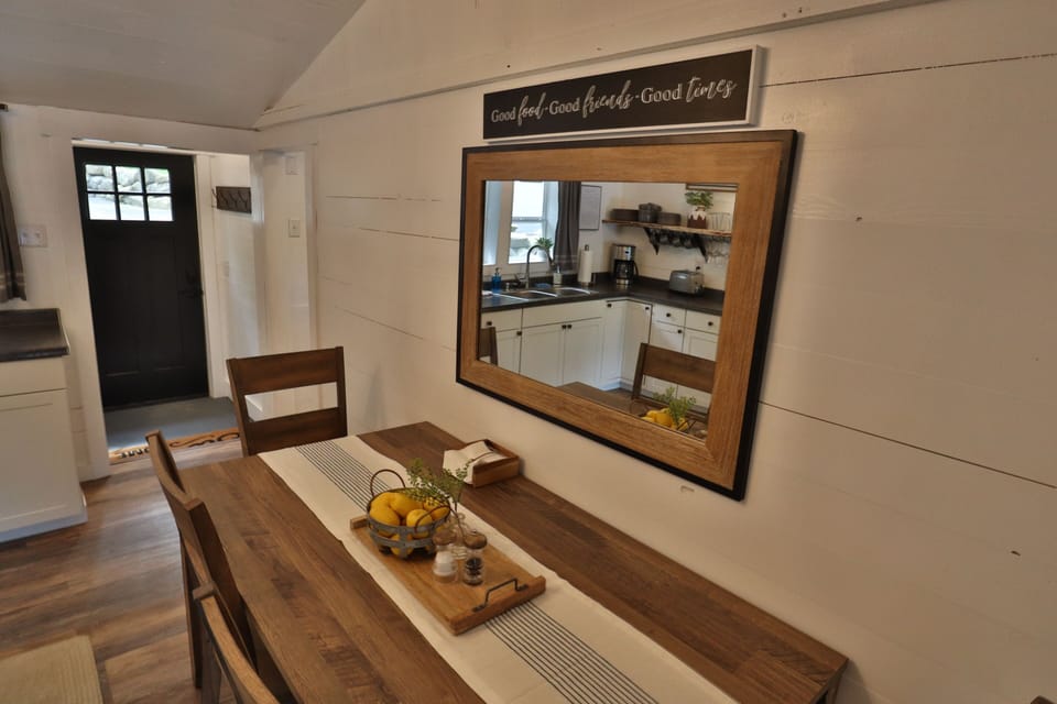 Shoreline Chateau dining area