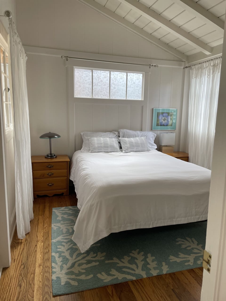 Queen bed with extra linens. 