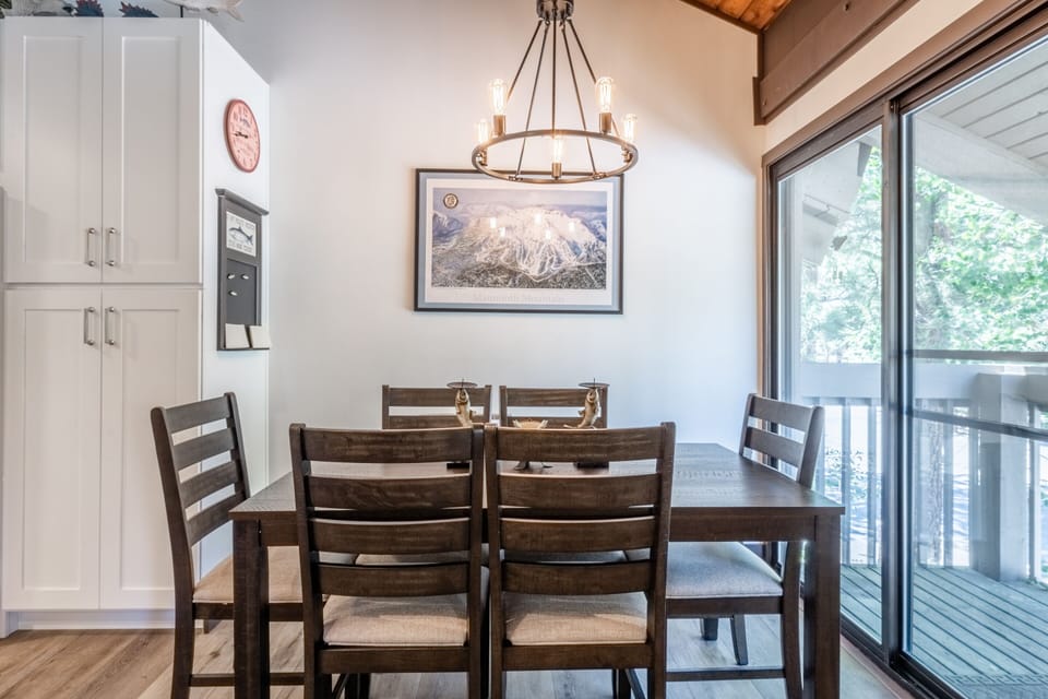 Dining Room for 6 / Deck