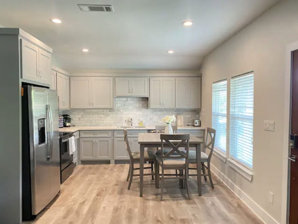 Kitchen with Dining Table 