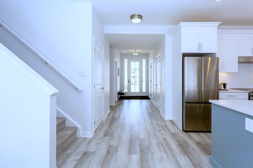 Bight 6 feet wide hallway from front door to kitchen, dining and  living room
