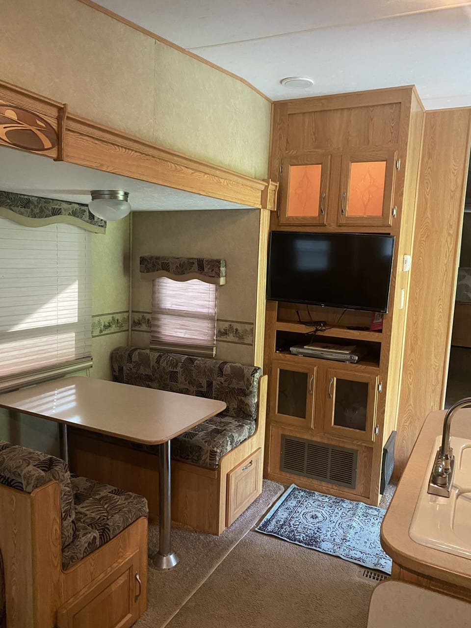 Dining for 4 w/smart TV