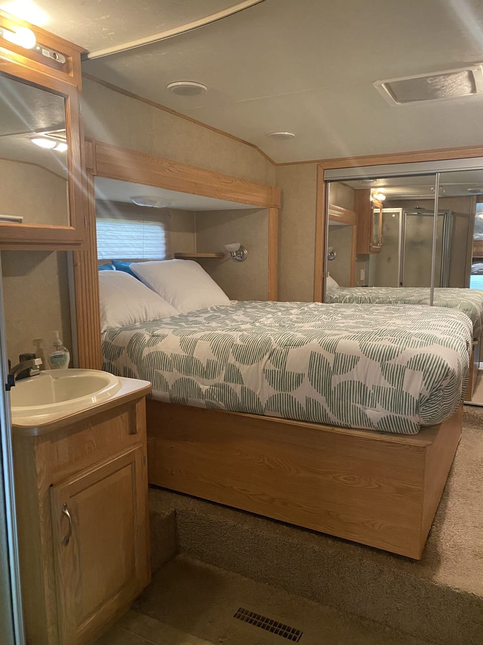 Queen bed in back bedroom w/smart tv