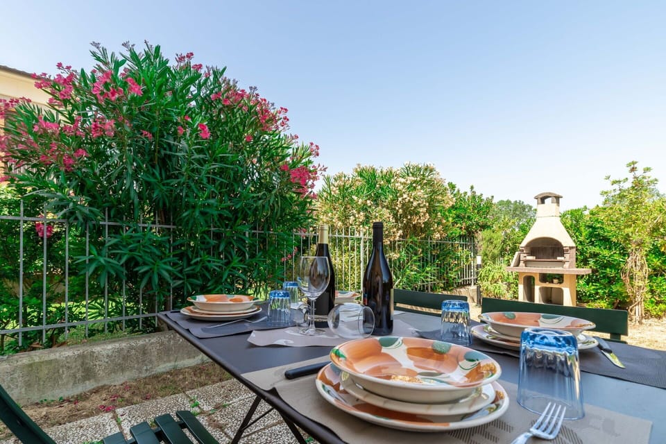 Dining Room, Food, Garden