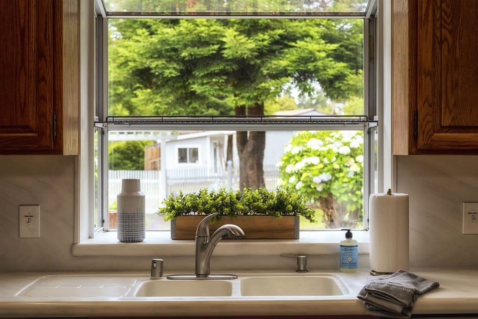 Coastal Hideaway - The  open kitchen with views of the beautiful back yard