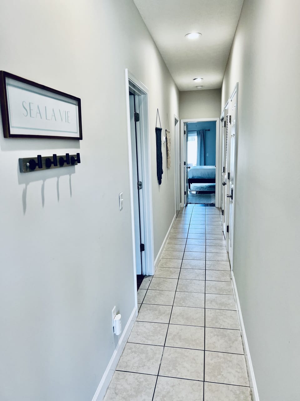 Hallway to bottom level with 3 bedrooms. ☀️