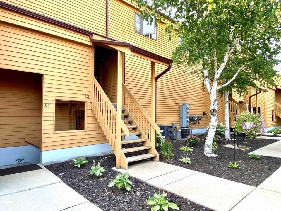 Entrance | charcoal grill located along walkway for shared guest use
