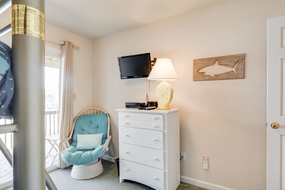 DR30: Dolphin Run 30 | Mid Level Bedroom 1