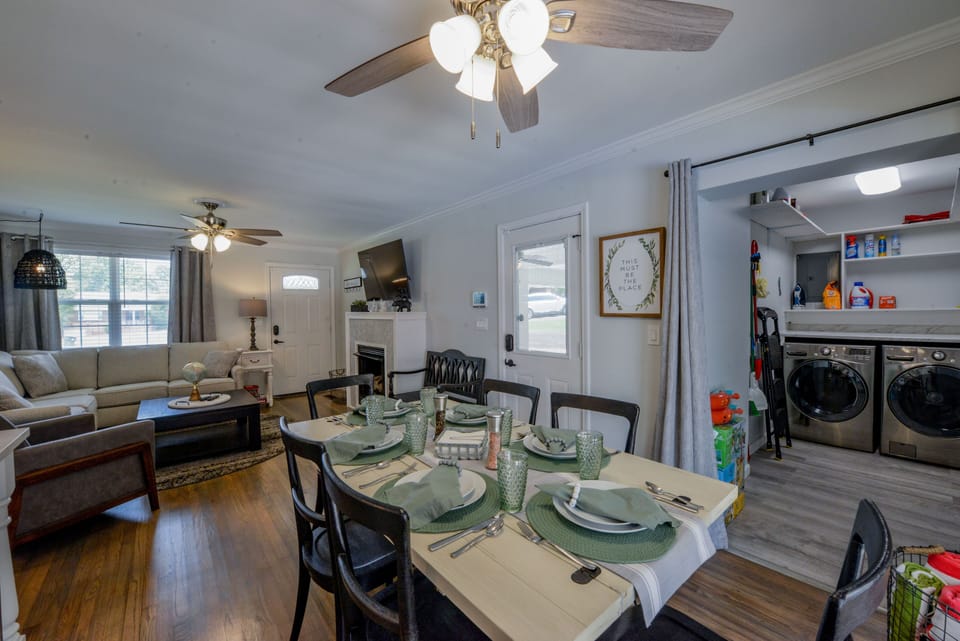 Dining Room - The dining room can sit up to 6 guests.