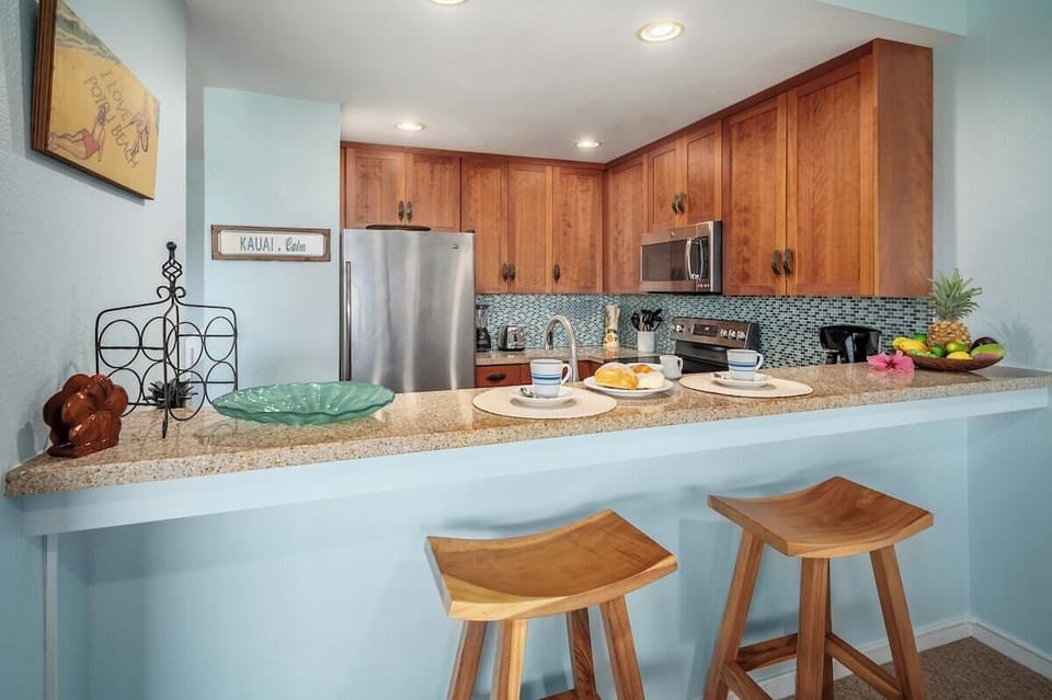 Poipu Sands 321 Bar Seating for Two, Beautiful Kitchen Cabinetry