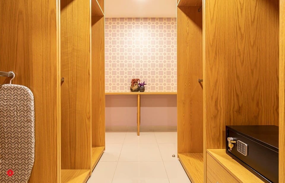 Furnishings, decor and amenities may slightly vary.
