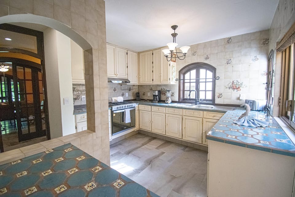 Kitchen with breakfast nook