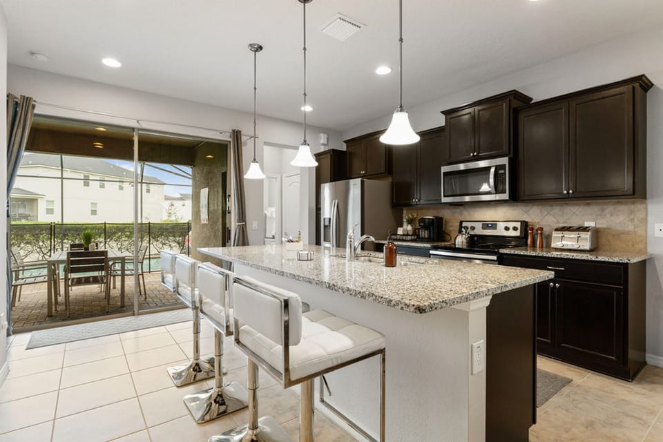 Large, fully stocked kitchen (island seating for 4)