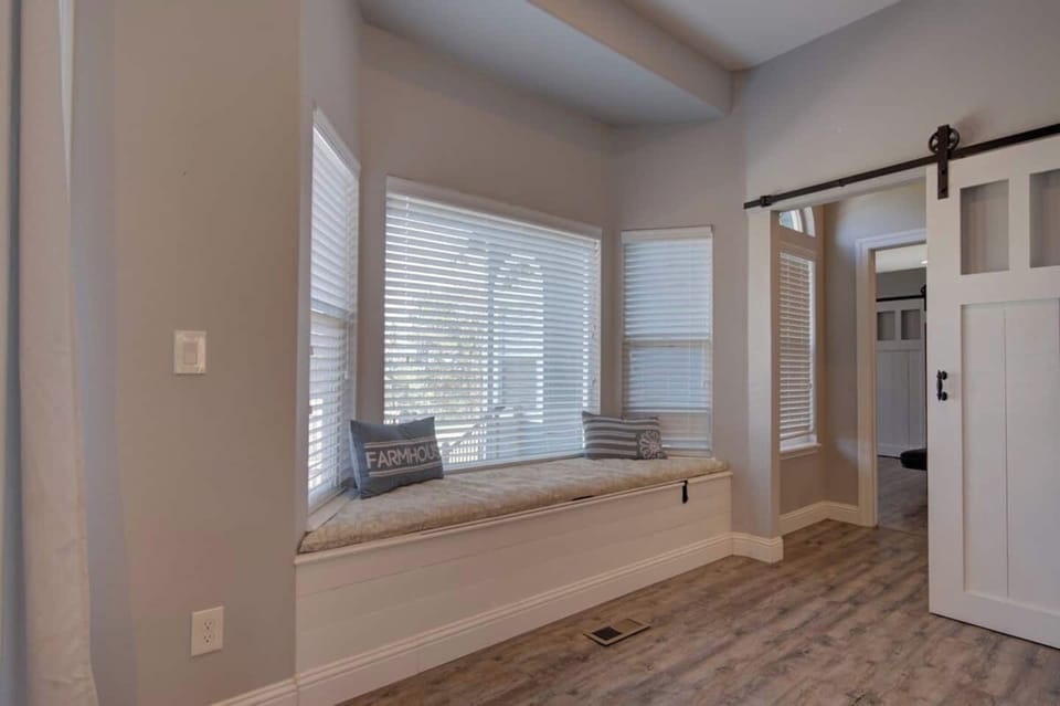 Window seat in kitchen 