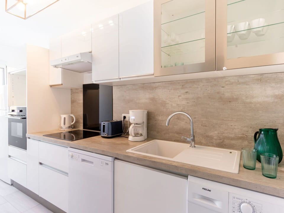 Brown, Tap, Kitchen Sink, Plumbing Fixture, Cabinetry, Sink, Countertop, Property, Furniture, White