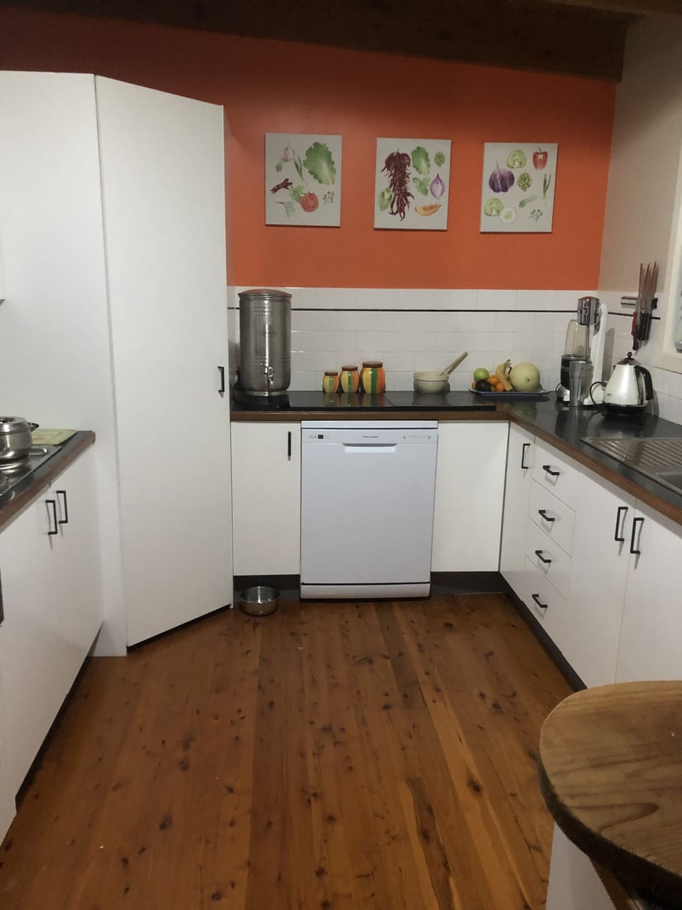 Kitchen-dishwasher & plenty of crockery & baking dishes (if you feel inclined!) 