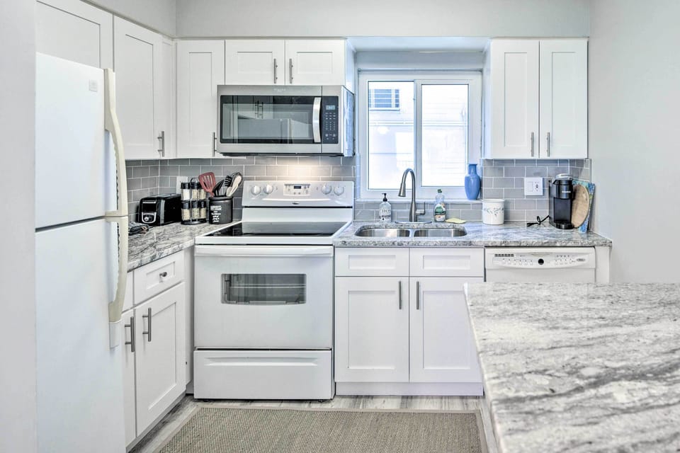 Kitchen | 1st Floor | Fully Equipped | Coffee Maker | Toaster | Cooking Basics
