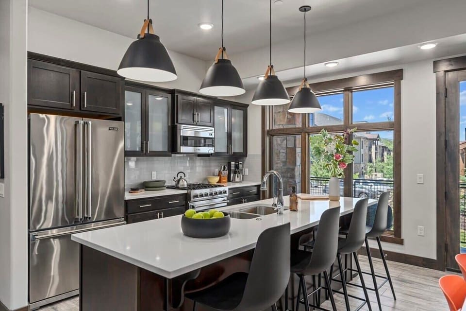 Breakfast Bar with seating for 4