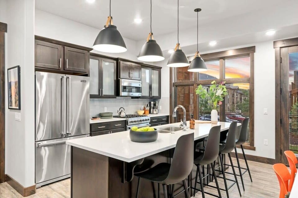 Chef's Kitchen with Viking Appliances, Breakfast Bar
