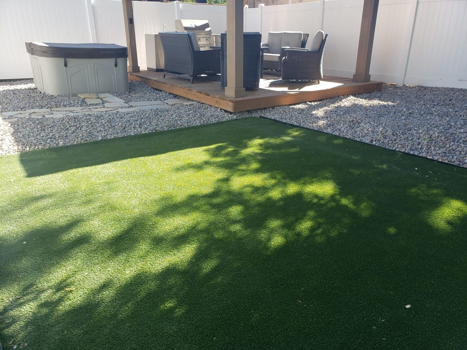 Urban oasis! Large grassy, shaded area & gazebo w fire table. Fully Fenced!
