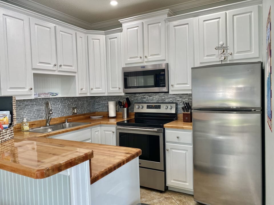 Fully Stocked Kitchen 