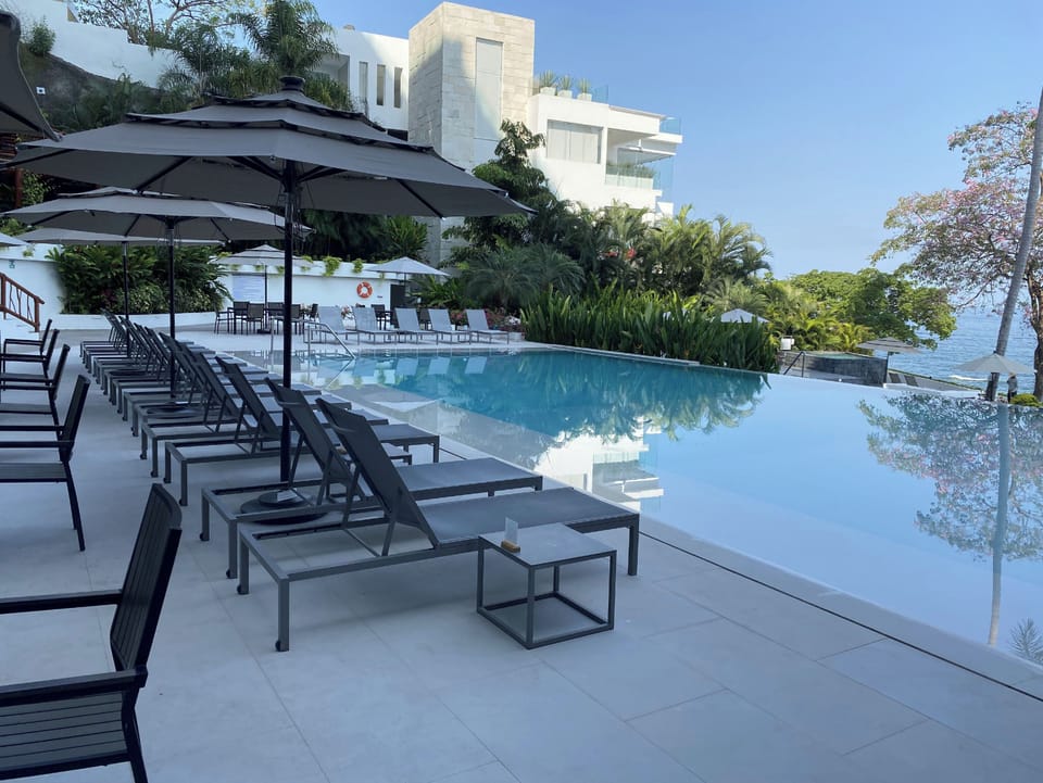 Infinity pool with panoramic views, quiet and well-maintained common area.