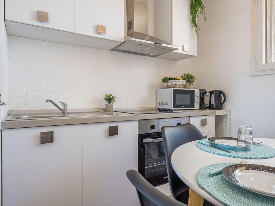 Kitchen Sink, Cabinetry, Countertop, Sink, Property, Tap, Plumbing Fixture, Kitchen Stove, Kitchen Appliance, Kitchen