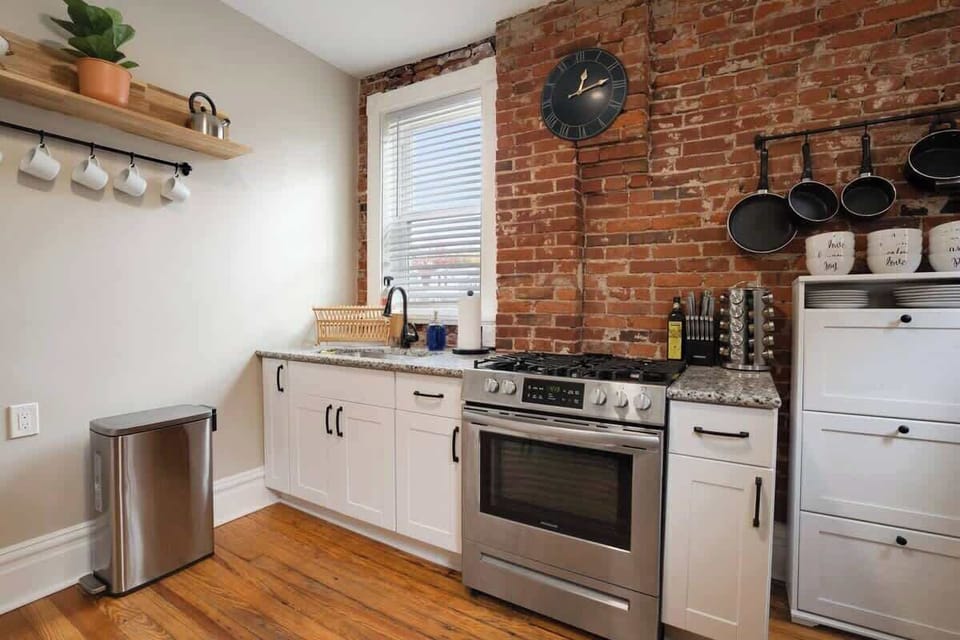 st louis Tower Grove bungalow  fully stocked kitchen