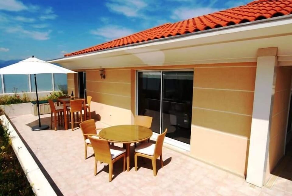 Side terrace