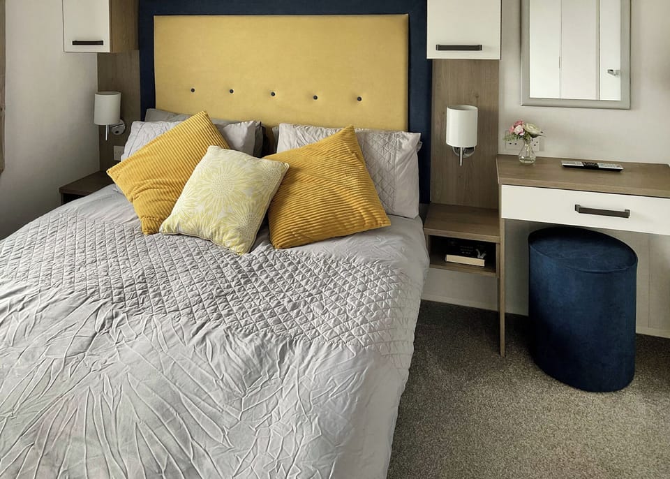 Bedroom, Bed