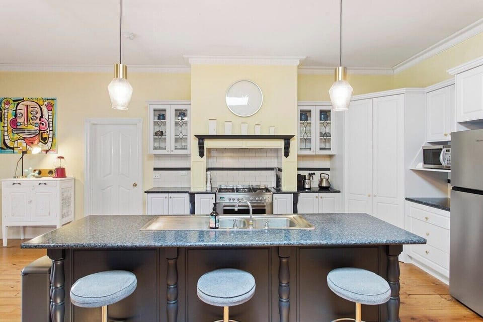 Fully equipped kitchen with breakfast bar
