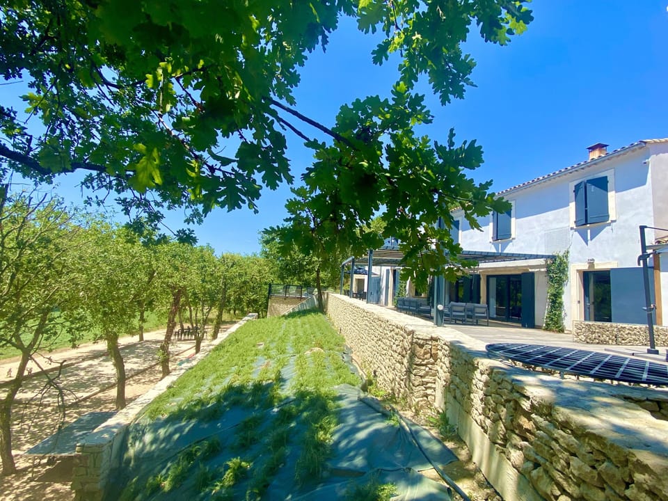 Villa Canopée in the village of Ménerbes, Air-conditioned, heated and secure swimming pool House in Ménerbes