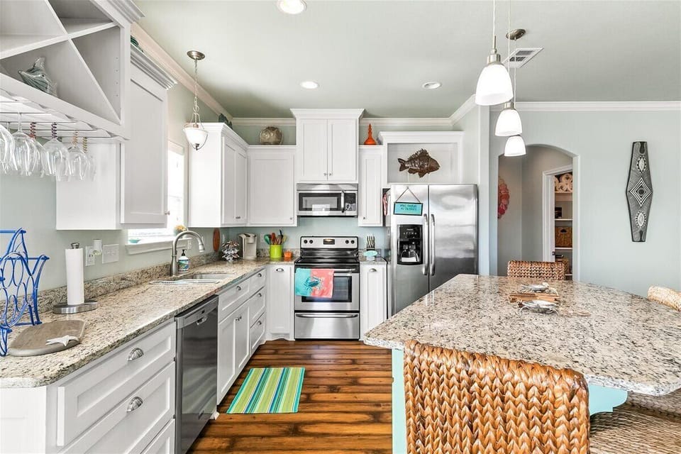 The kitchen has all that you need to cook and enjoy a great meal