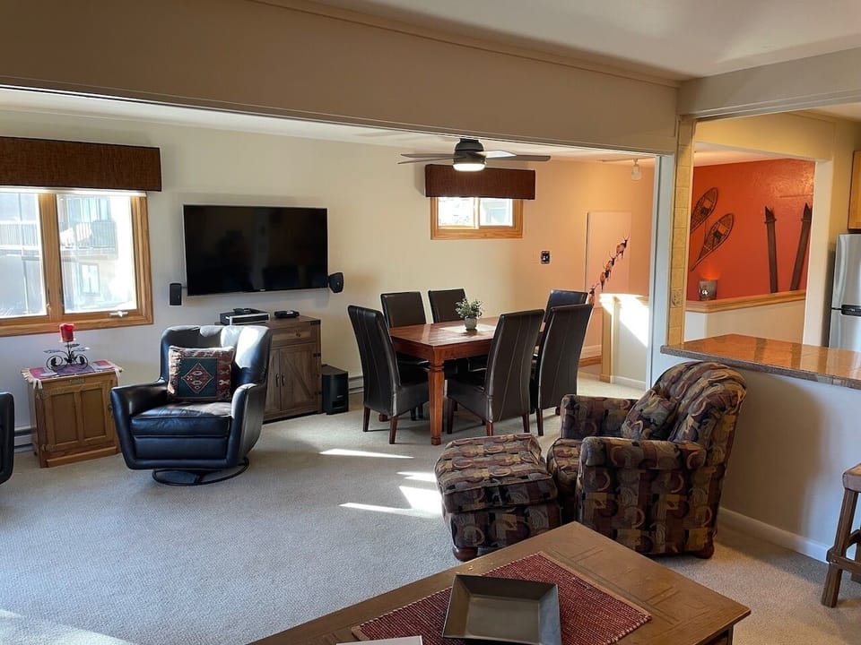 Dining seating for 6, cable/internet TV