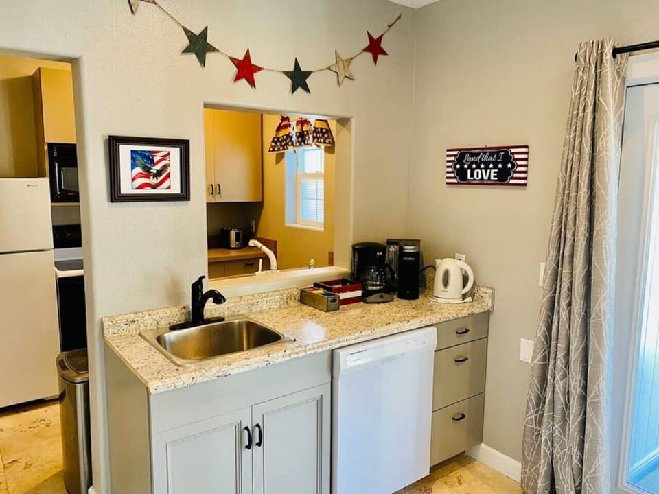 2 Kitchen sinks and a dishwasher