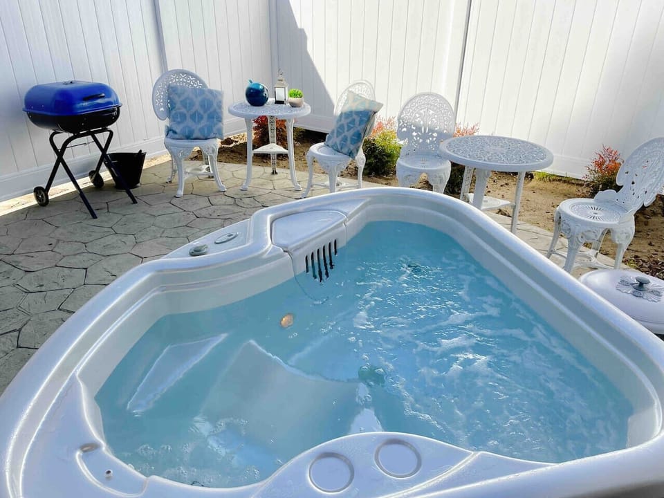 Relaxing patio with Hot tub