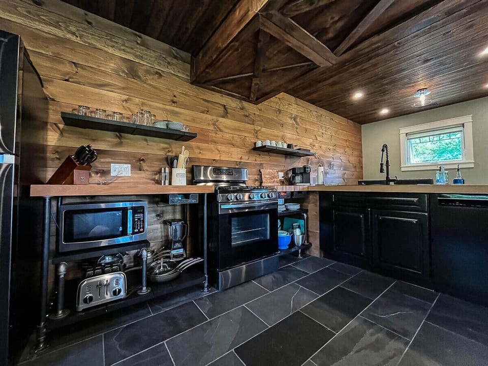 Fully equipped kitchen & heated slate floors – family getaway near Cleveland