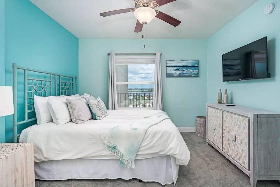 Second bedroom with queen bed and river view and access to second bathroom